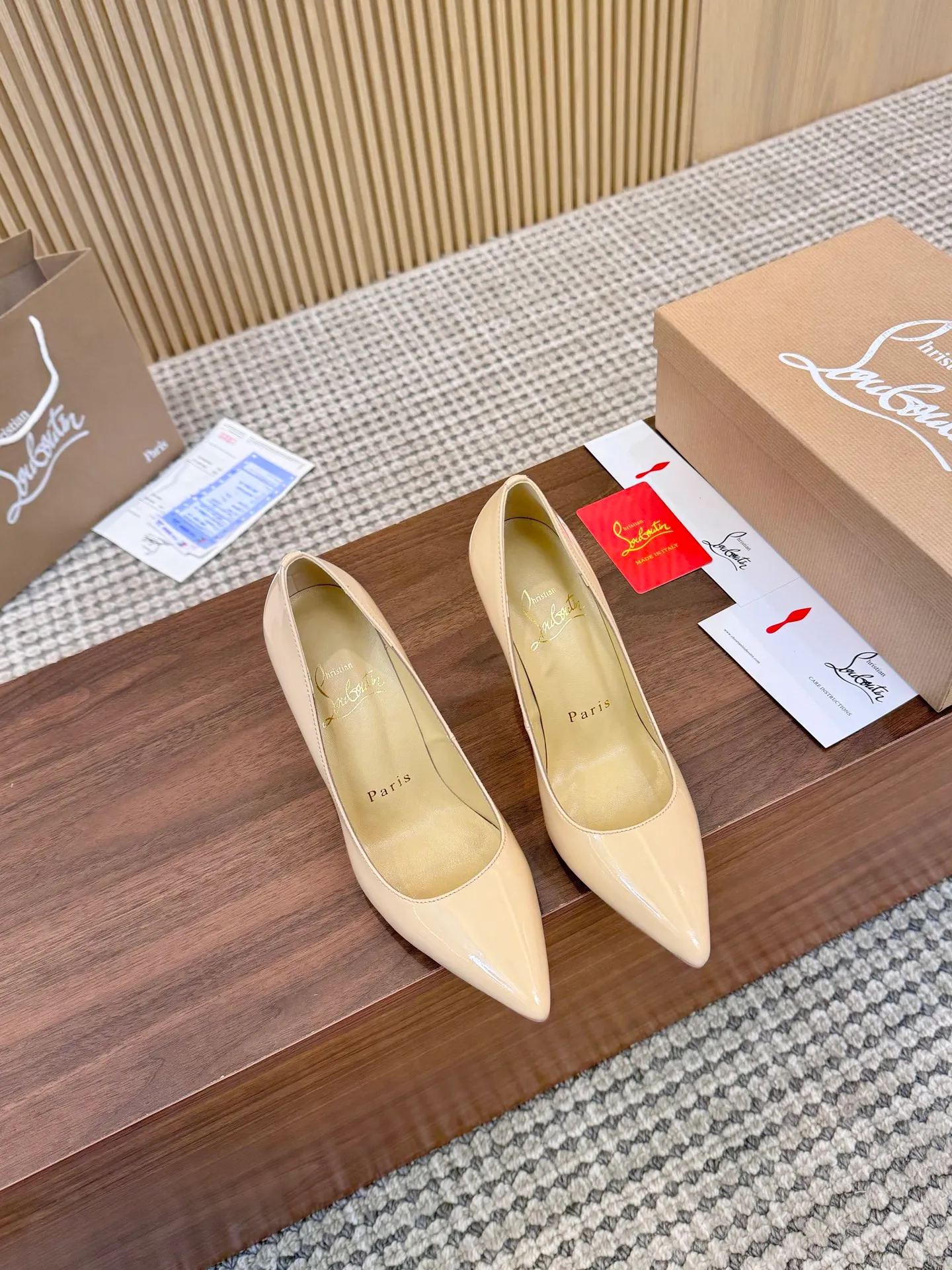 💕💕Factory direct selling price p440💕💕 Genuine leather sole +40 shipped all year round💝Christian Louboutin CL👠 "Imported cow patent leather💎Side hollow series" noble and luxurious, real blingbling👟👟 real materials, all customized by the pattern maker, and the materials are made of original customized materials to achieve the taste of the original 5 color options💍 Upper: Imported 👉cow patent leather💪 Lining: Sheepskin foot pad/lining Size: 34-40.41.42 Heel height: two options: 10.5cm and 8.5cm